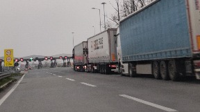 Kamioni satima na granici